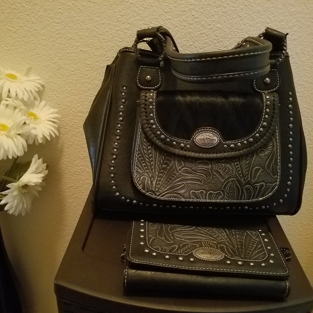 Black purse and wallet